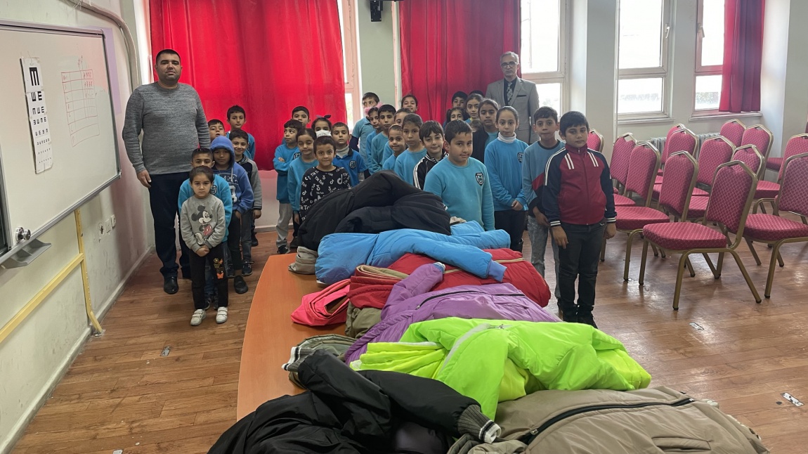 Adana Karşıyaka Spor Kulübü Yöneticileri Okulumuzda İhtiyaç Sahibi Öğrencilerimize Kışlık Giyecek Yardımı Yaptı